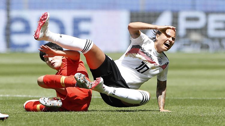 Trotz Zehenbruch spielt Marozsán das Spiel gegen China noch zu Ende. 
