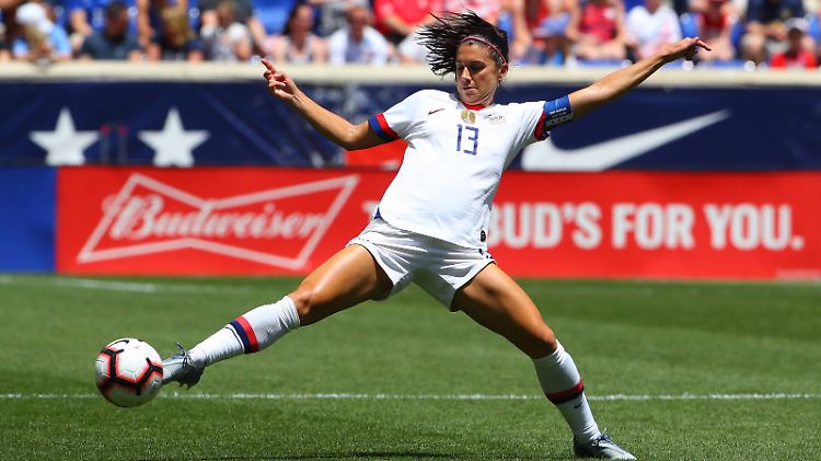 US-Superstar Alex Morgan muss sich mächtig strecken - nicht nur auf dem Platz.