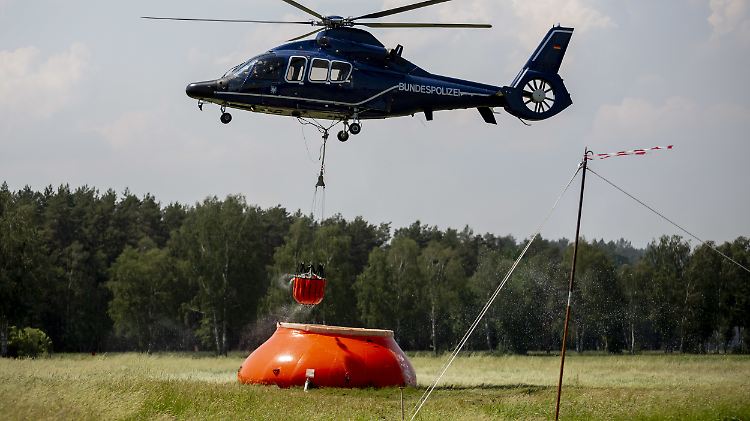 Löschhubschrauber sind meist normale Hubschrauber, die auch Wassertanks transportieren können.