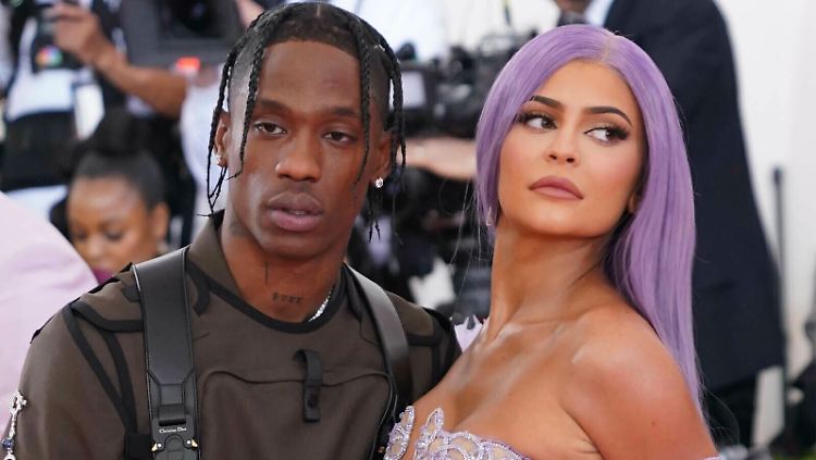 Für gewöhnlich flirtet Kylie Jenner mit ihrem Freund Travis Scott. Derzeit schmust sie aber lieber mit einer Freundin.