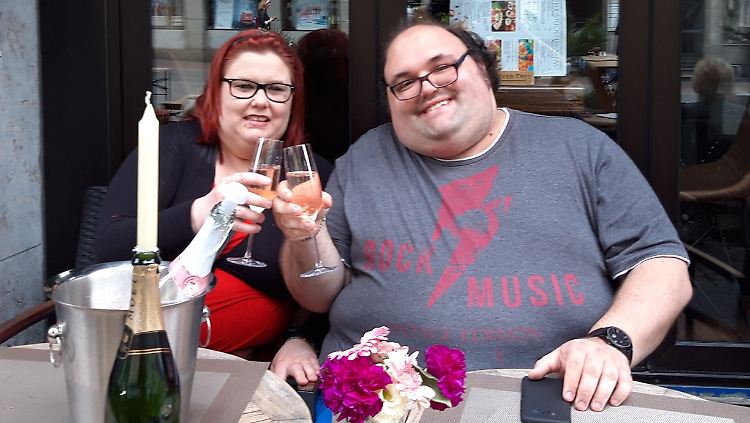 Annika und Ingo wollen weniger aktiv bei Facebook sein.