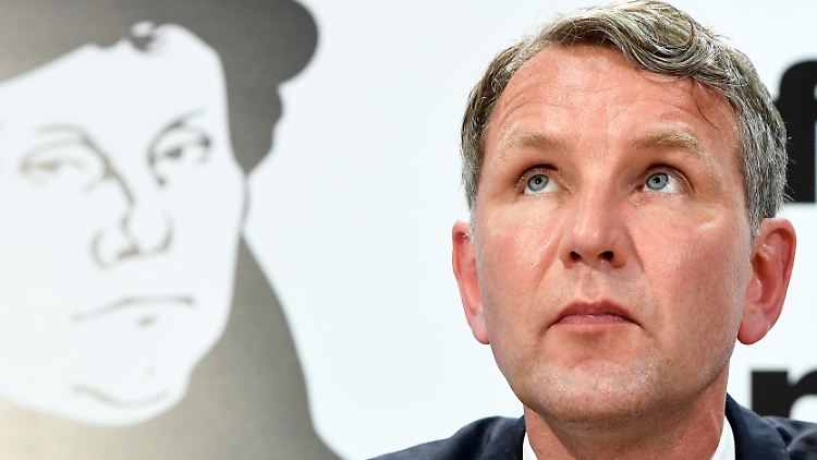 Der Thüringer Fraktionsvorsitzende Björn Höcke sagte bei der Vorstellung des Positionspapiers, dass es nicht gut sei, wenn sich "Kirchenfunktionäre mit dem Zeitgeist ins Bett legen".