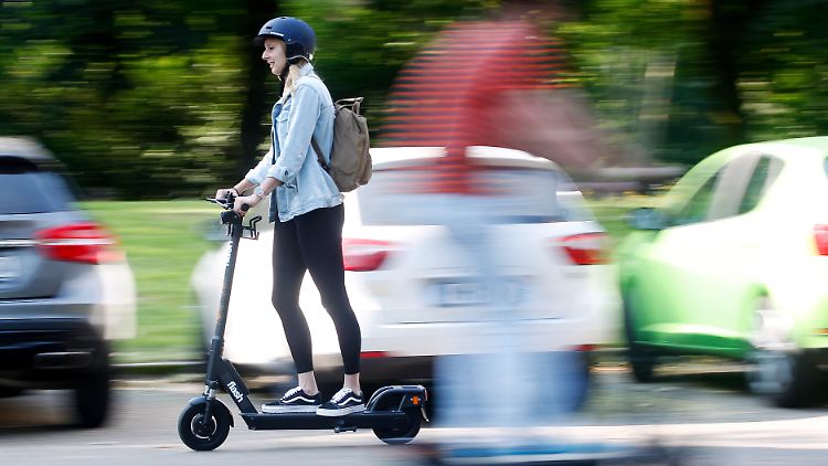 Elektrische Tretroller können wohl frühestens im Juli im Straßenverkehr starten. Nach der für Mitte Juni geplanten Zulassung der E-Scooter sind weitere Vorbereitungen nötig.