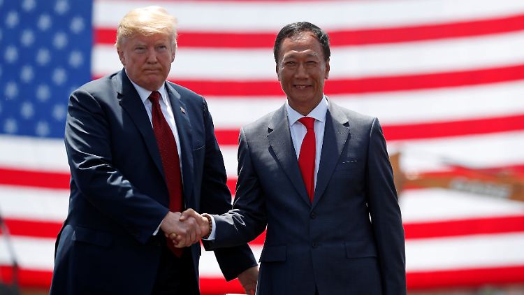 US-Präsident Trump und Foxconn-Chef Terry Gou bei der Grundsteinlegung in Wisconsin.