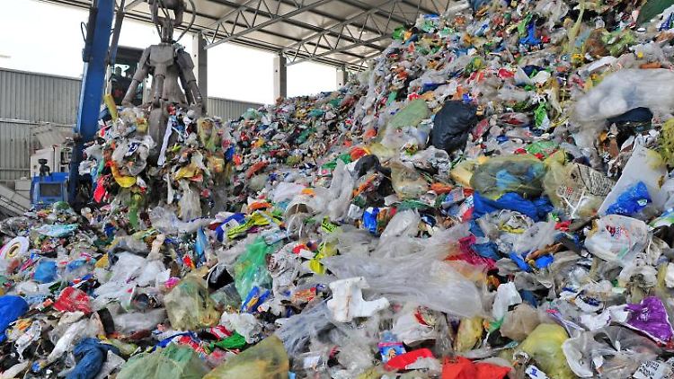 Wertstoffaufbereitung findet in Deutschland seltener statt, als wohl viele denken. Große Mengen Plastikmüll werden einfach verbrannt oder ins Ausland verschifft. 