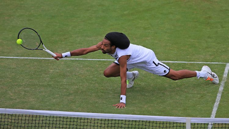 Dustin Brown ist einer der unkonventionellsten Spieler auf der Tennistour. Auf Rasen fühlt sich der 34-Jährige am wohlsten - das weiß auch sein nächster Gegner Alexander Zverev.
