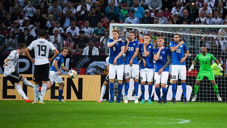 Marco Reus erzielt einen der historischen Treffer des Abends per historischem Freistoß - zum 5:0.