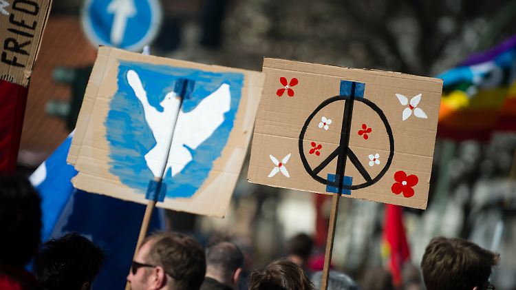 Erstmals seit 2013 leben die Menschen in einer etwas friedlicheren Welt.