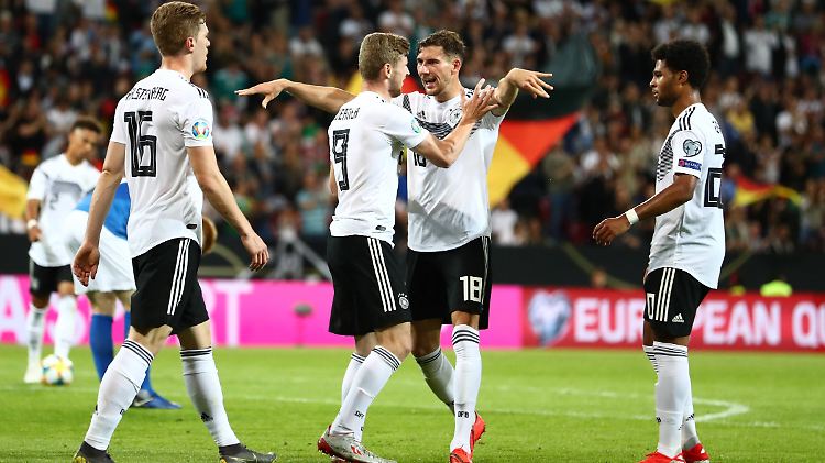 Die DFB-Spieler um Leon Goretzka (2.v.l.) tobten sich mitunter tänzerisch gegen überforderte Esten aus. 