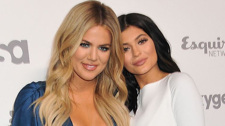 Khloé Kardashian und Kylie Jenner stehen sich nahe. Zu Werbezwecken kuscheln sie auch.