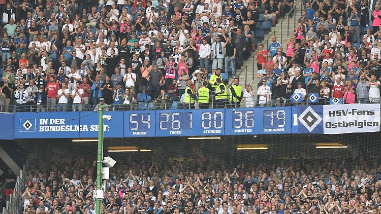 Nach 54 Jahren, 261 Tagen, 00 Stunden, 36 Minuten und 02 Sekunden war die Bundesliga-Zugehörigkeit des HSV beendet - gut ein Jahr später wird die Stadionuhr abgebaut.
