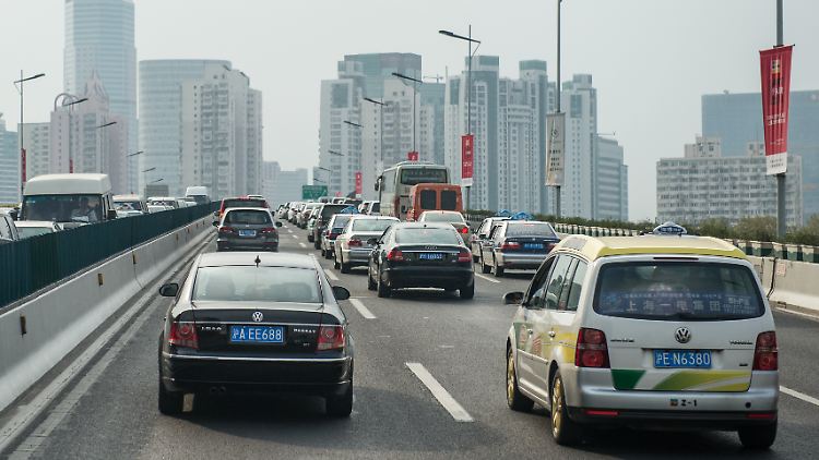 Es gibt sie, doch aus Sicht der Unternehmen sind es zu wenige: deutsche Autos auf Chinas Straßen.