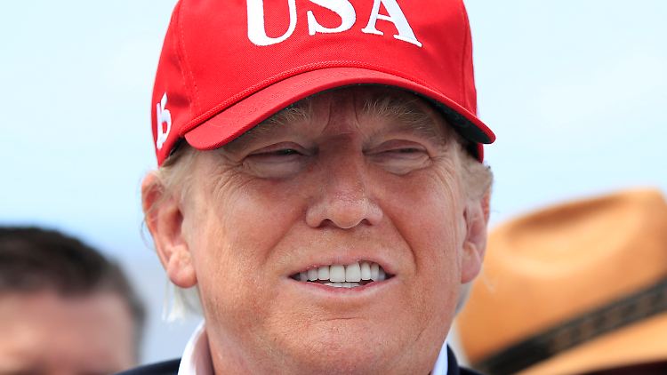 Donald Trump trägt seinen Fokus auf dem Kopf: die Vereinigten Staaten von Amerika.
