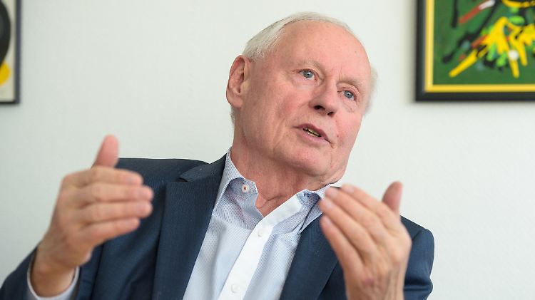 Oskar Lafontaine will keine "vordergründige Fusionsdebatte", aber eine Mehrheit im Bund für seine Themen. 