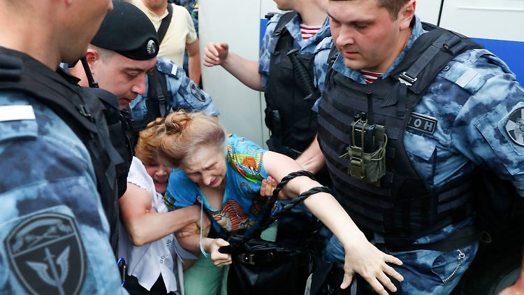 Rund 1200 Menschen demonstrieren friedlich - dennoch folgen Festnahmen.