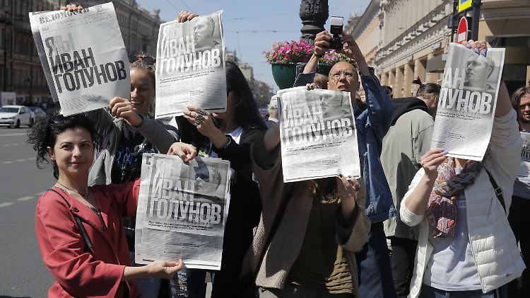 Unterstützer des Enthüllungsjournalisten Golunow zeigen Zeitungsartikel mit dem Titel "Wir sind Iwan Golunow".