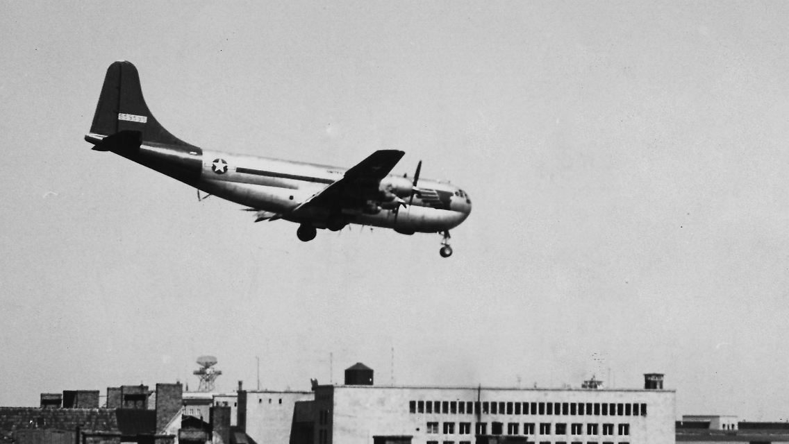 Per Flugzeug kamen zwischen Juni 1948 und September 1949 Lebensmittel und Medikamente, Kohle und Benzin und viele weitere Güter in die Stadt, …