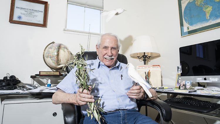 Olivenzweig in der rechten, Friedenstaube auf der linken Hand: Mike Gravel macht deutlich, wofür er eintritt.