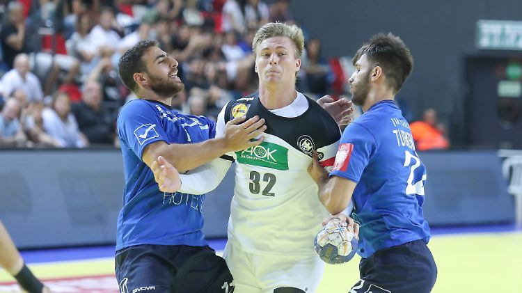 Locker durchgesetzt: Auch wenn Franz Semper mal in die Zange genommen wurde, fand die deutsche Handball-Nationalmannschaft in Israel immer wieder die Lücke auf dem Weg zum Tor.