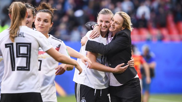 Alexandra Popp mühte sich auf verschiedenen Positionen redlich, blieb aber im Abschluss zu harmlos. Die Bundestrainerin würdigte die Leistung ihrer Kapitänin dennoch.