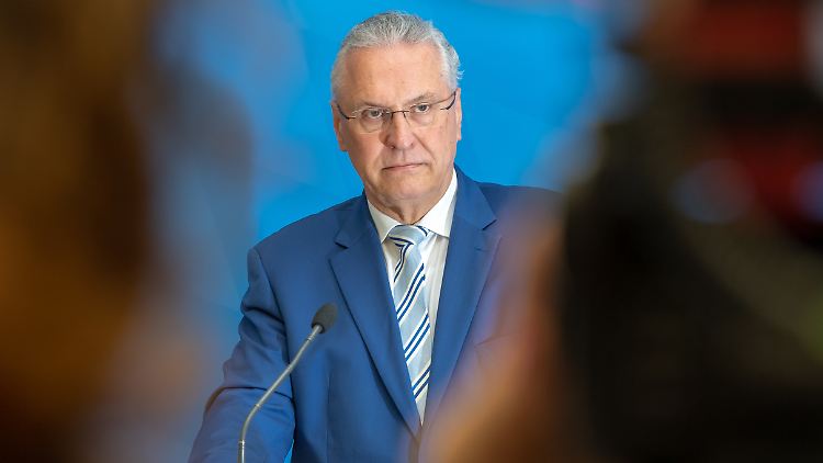 "Nur so erhalten wir die Akzeptanz unseres Asylsystems": Bayerns Innenminister Joachim Herrmann.