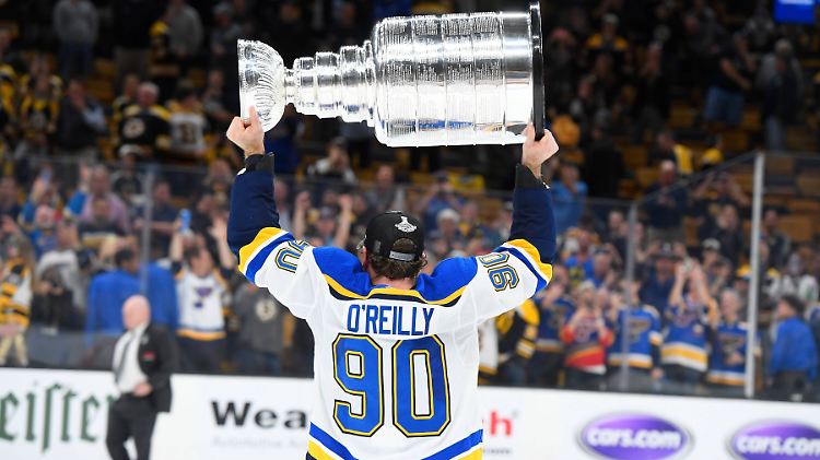 Der wertvollste Spieler mit der wertvollsten Eishockey-Trophäe: Ryan O'Reilly von den St. Louis Blues hält den Stanley Cup in die Höhe.