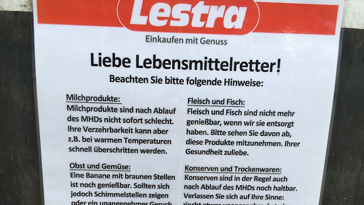 Das Bremer Kaufhaus Lestra erklärt seinen "Lebensmittelrettern", welche Produkte in der Tonne genießbar sind.