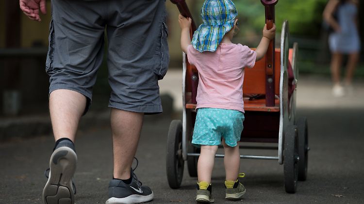 Die Autoren der Studie fordern mindestens sechs Monate bezahlten Elternurlaub in allen Ländern.