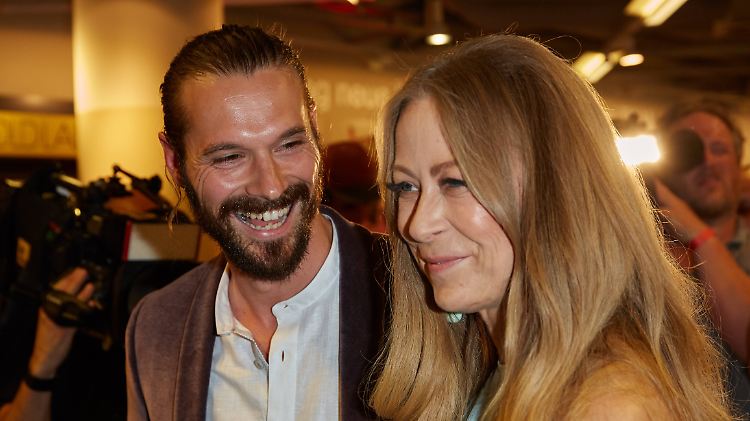 Simon Lorinser und Jenny Elvers machten auf dem roten Teppich in Berlin einen glücklichen Eindruck. 