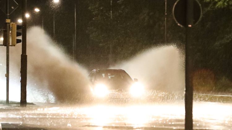 Heftige Regenfälle überschwemmten auch in Magdeburg die Straßen.