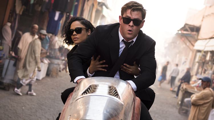 Agentin M und Agent H reisen um die Welt, um einen Maulwurf bei den "Men In Black" zu enttarnen.