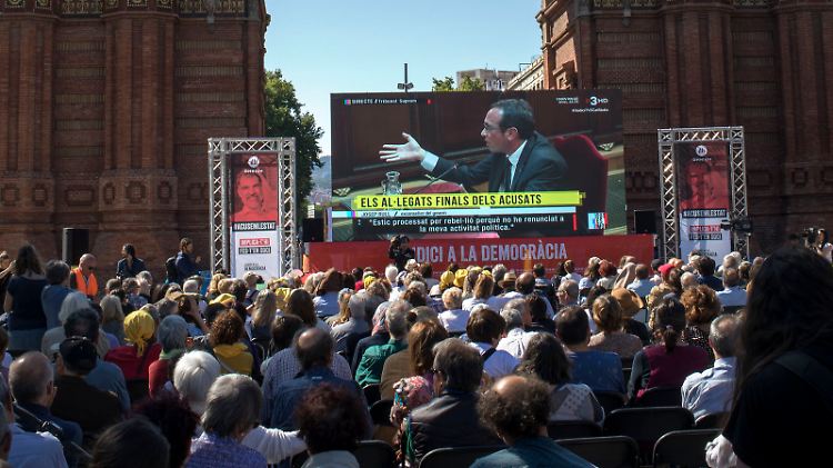 Public Viewing: In Barcelona verfolgt eine Menschenmenge den letzten Tag des Prozesses gegen die Separatisten.