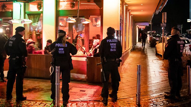 Ein Fall von mutmaßlicher Clan-Kriminalität zu Jahresbeginn 2019: Polizisten während einer Razzia in Bochum.