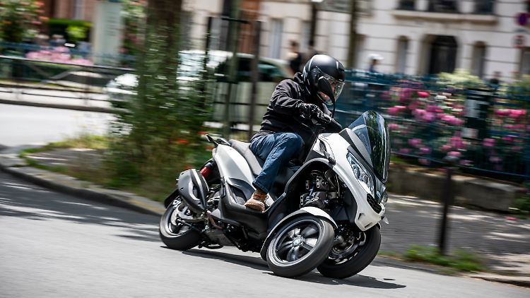 Die Piaggio MP3 300 hpe fährt mit doppeltem Vorderrad.