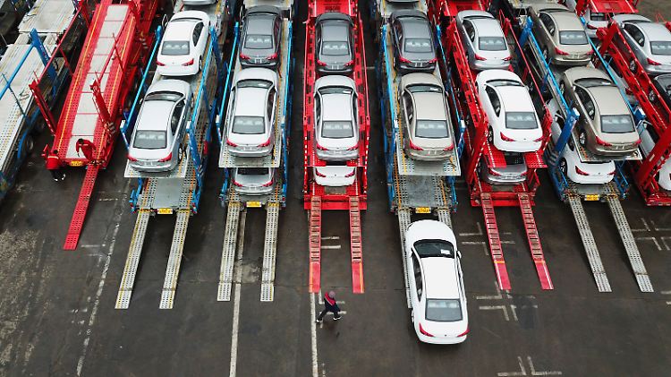 Die von Donald Trump ausgelösten Zollkriege und Sanktionen treiben den Weltautomarkt laut dem Auto-Experten Ferdinand Dudenhöffer immer tiefer in die Krise.
