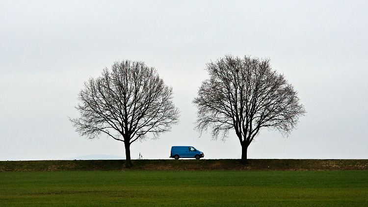 Das Auto an sich steht in der Kritik, aber auf dem Land geht es nicht ohne, sagt Autoexperte Helmut Becker.
