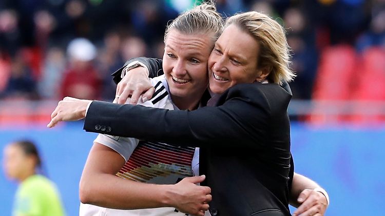 Die Freude nach dem Sieg: Grundsätzlich aber sind Kapitänin Alexandra Popp und Bundestrainerin Martina Voss-Tecklenburg nicht wirklich zufrieden.