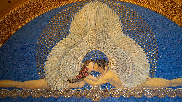 Bislang konnten weder Psychologen noch Soziologen oder Biologen eindeutig beantworten, nach welchen Kriterien Menschen ihre Partner auswählen. (Wandmosaik in der Eingangshalle zum Hochzeitsturm auf der Mathildenhöhe in Darmstadt)