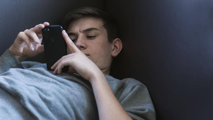 Eine Internetverbindung und ein Smartphone - mehr braucht es heute nicht mehr, um Aktien zu kaufen.