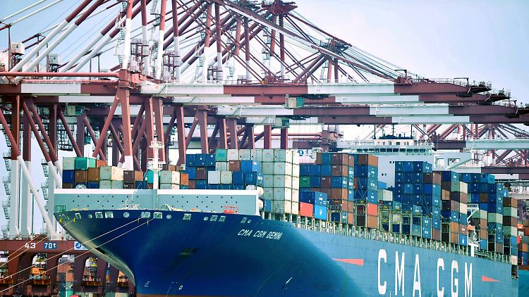 Ein Containerschiff liegt im Hafen von Qingdao in China.