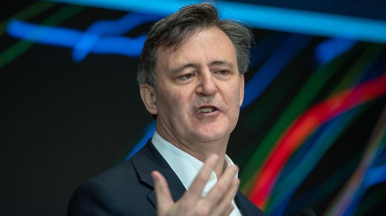 Bloomberg-Chefredakteur John Micklethwait will die Angeklagten vor Gericht unterstützen.