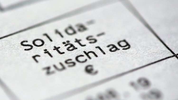 Die Sonderabgabe müssen bisher alle Bürger leisten, die pro Jahr mehr als 1340 Euro Steuern zahlen.