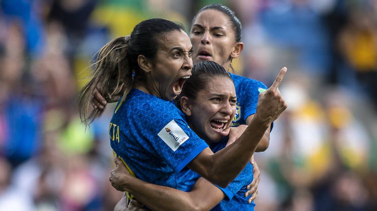 "Ich habe jetzt auch 16 Tore geschossen, genau wie euer Klose. Das hättet ihr auch mal fragen können": Marta. 