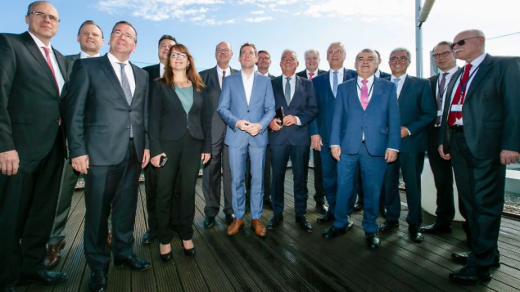 Gruppenfoto in Kiel: Länderinnenminister und Seehofer (ganz hinten, Mitte).