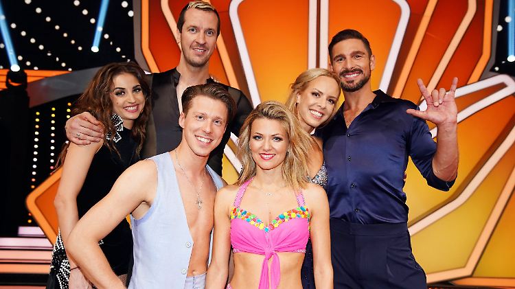 Sie kämpfen im Finale: Ekaterina Leonova und Pascal Hens, Valentin Lusin und Ella Endlich sowie Isabel Edvardsson und Benjamin Piwko (v.l.n.r.).