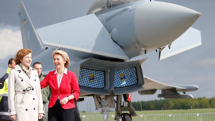 Gemeinsames Projekt: Verteidigungsministerin von der Leyen (r.) und ihre französische Amtskollegin Florence Parly bei einer Vorführung des neusten Eurofighters im April 2018 in Berlin. 