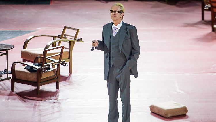 Zuletzt stand Schmidt ebenfalls in Stuttgart im Opernstück "Ariadne auf Naxos" auf der Bühne. Dort spielte er den Haushofmeister.
