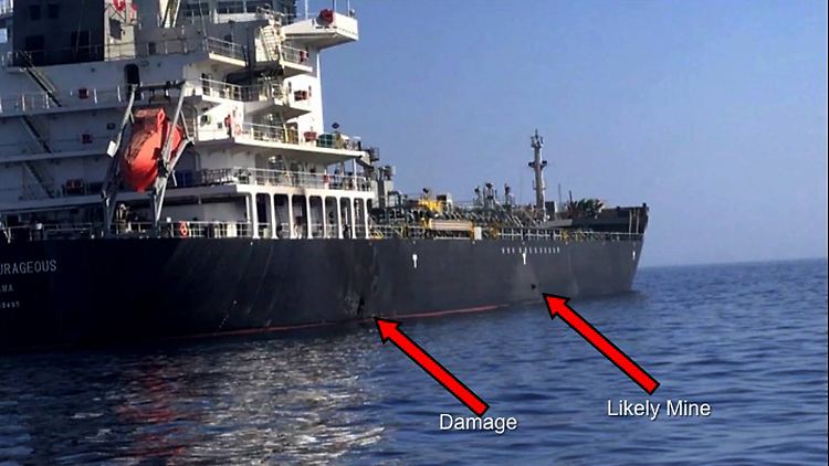 Auf diesem Foto haben die US-Amerikaner mit roten Pfeilen die Stellen am Rumpf des Schiffes "Kokuka Courageous" markiert, an denen es zum einen zu einer Explosion gekommen sein soll und an der zum anderen angeblich eine Mine befestigt war.