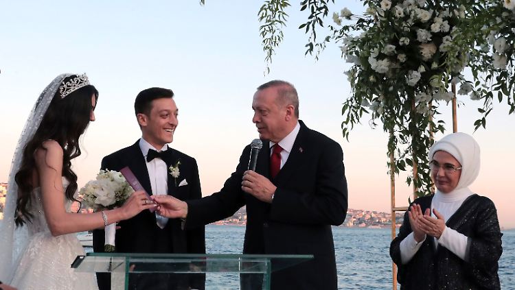 Präsident Erdogan war Trauzeuge.