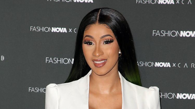 Nach ihrer Fettabsaugung klagte Cardi B auf Instagram über geschwollene Füße.